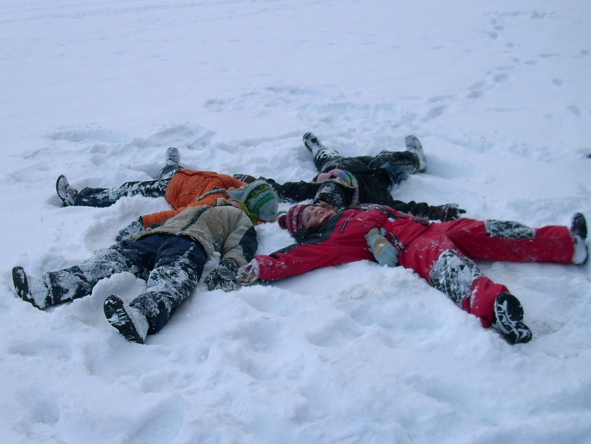 Das Bild zeigt vier Kinder im Schnee.